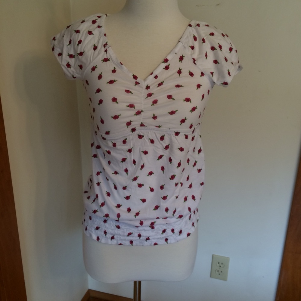 Rose print V-neck tee